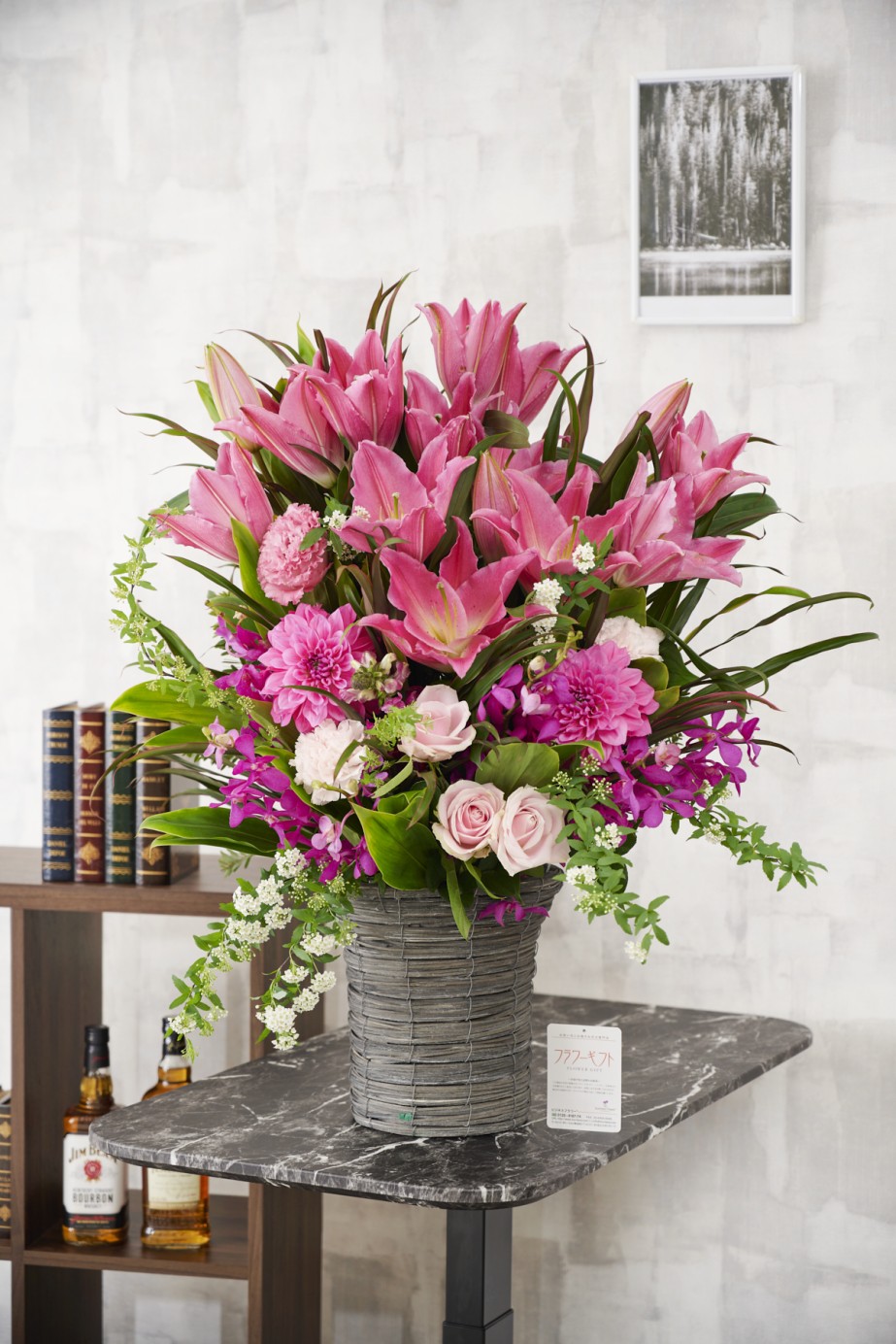 業界で活躍するフラワーデザイナーよるユリ（百合）を使用した気品あふれるアレンジメントフラワーです。