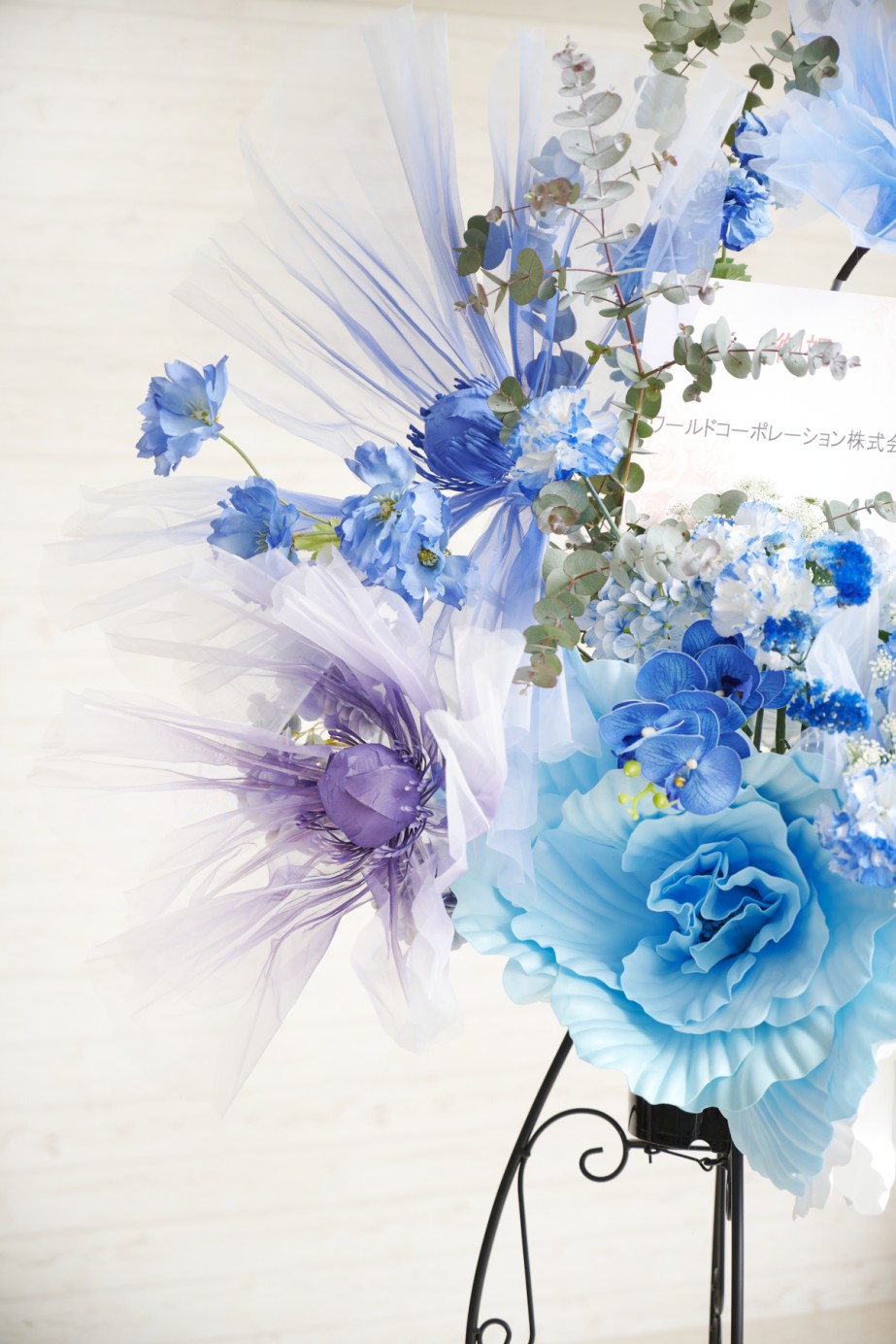 <p>ジャイアントフラワーは様々な素材で作成された造花です。</p>