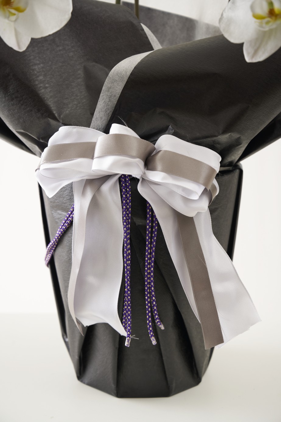 <p>お供え用としてふさわしい落ち着いたデザインですが、他とは違う少し豪華でお洒落な特別ラッピングでお届けいたします。</p>