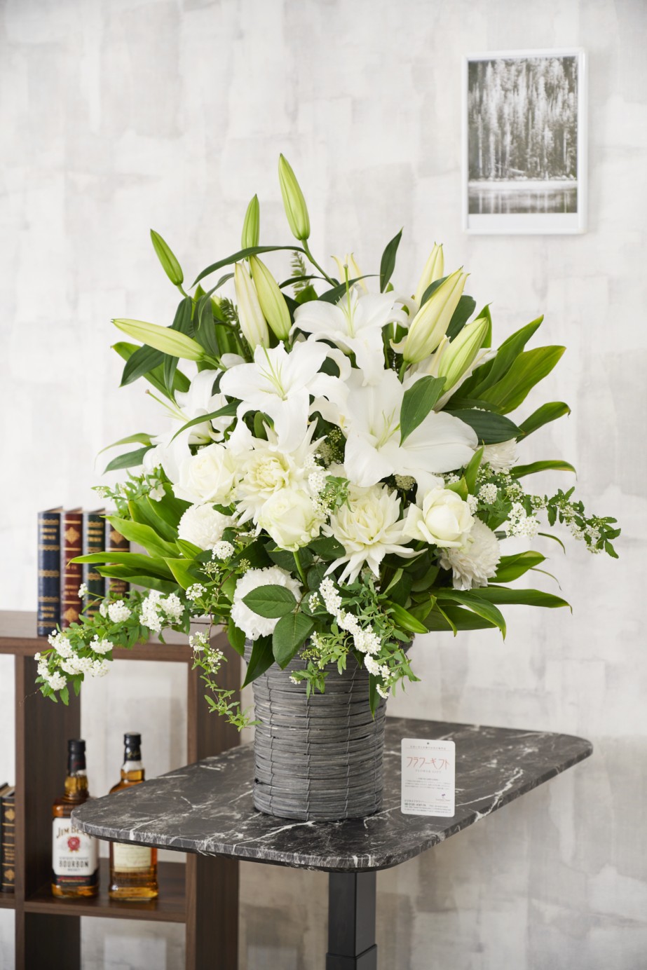 業界で活躍するフラワーデザイナーよるユリ（百合）を使用した気品あふれるアレンジメントフラワーです。