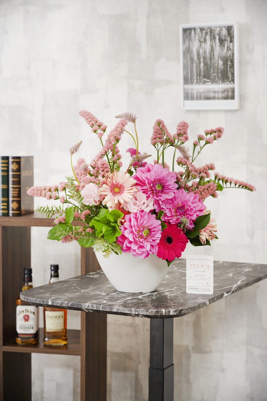 業界で活躍するフラワーデザイナーにおまかせの個性溢れるアレンジメントフラワーです。