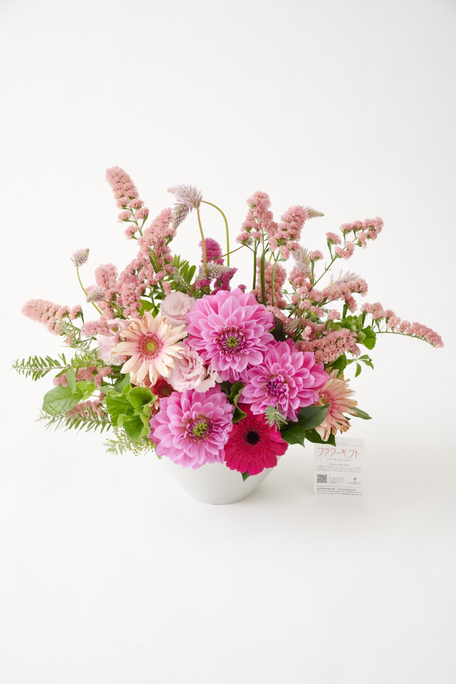 <p>大胆かつ繊細なワンランク上のおしゃれなアレンジメントフラワーです。</p>