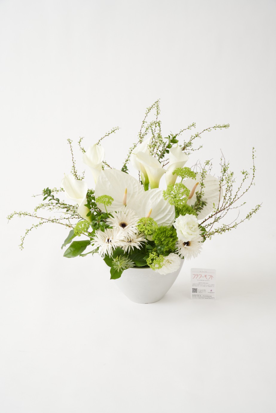 <p>大胆かつ繊細なワンランク上のおしゃれなアレンジメントフラワーです。</p>
