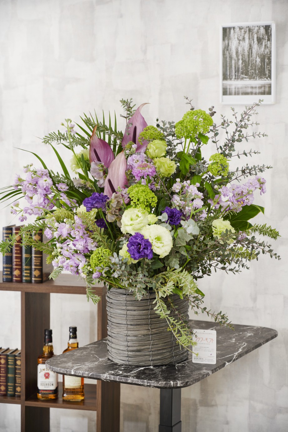 業界で活躍するフラワーデザイナーにおまかせの個性溢れるアレンジメントフラワーです。