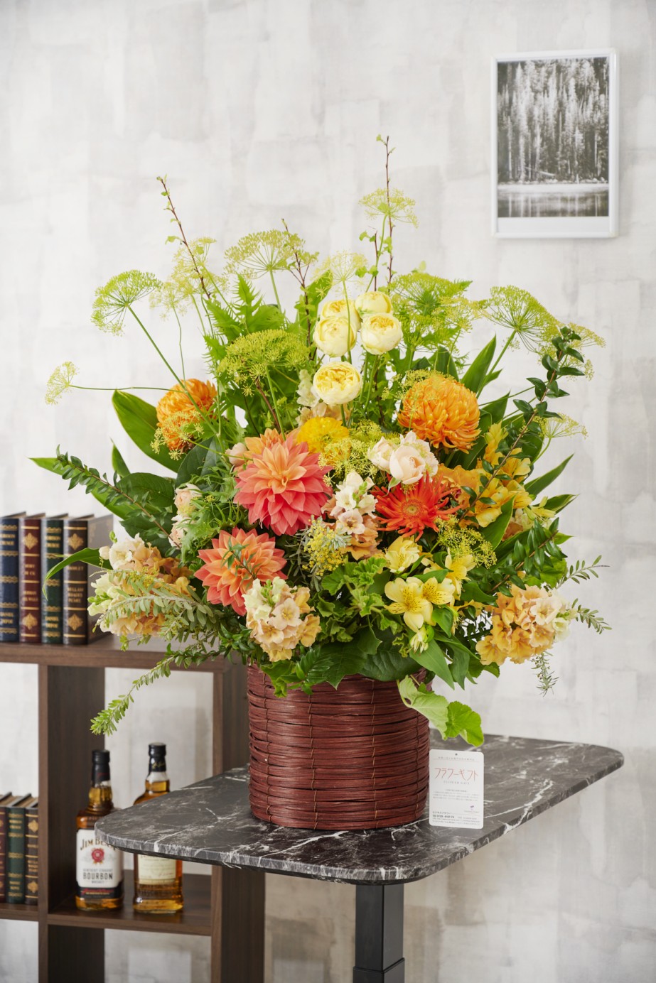 業界で活躍するフラワーデザイナーにおまかせの個性溢れるアレンジメントフラワーです。
