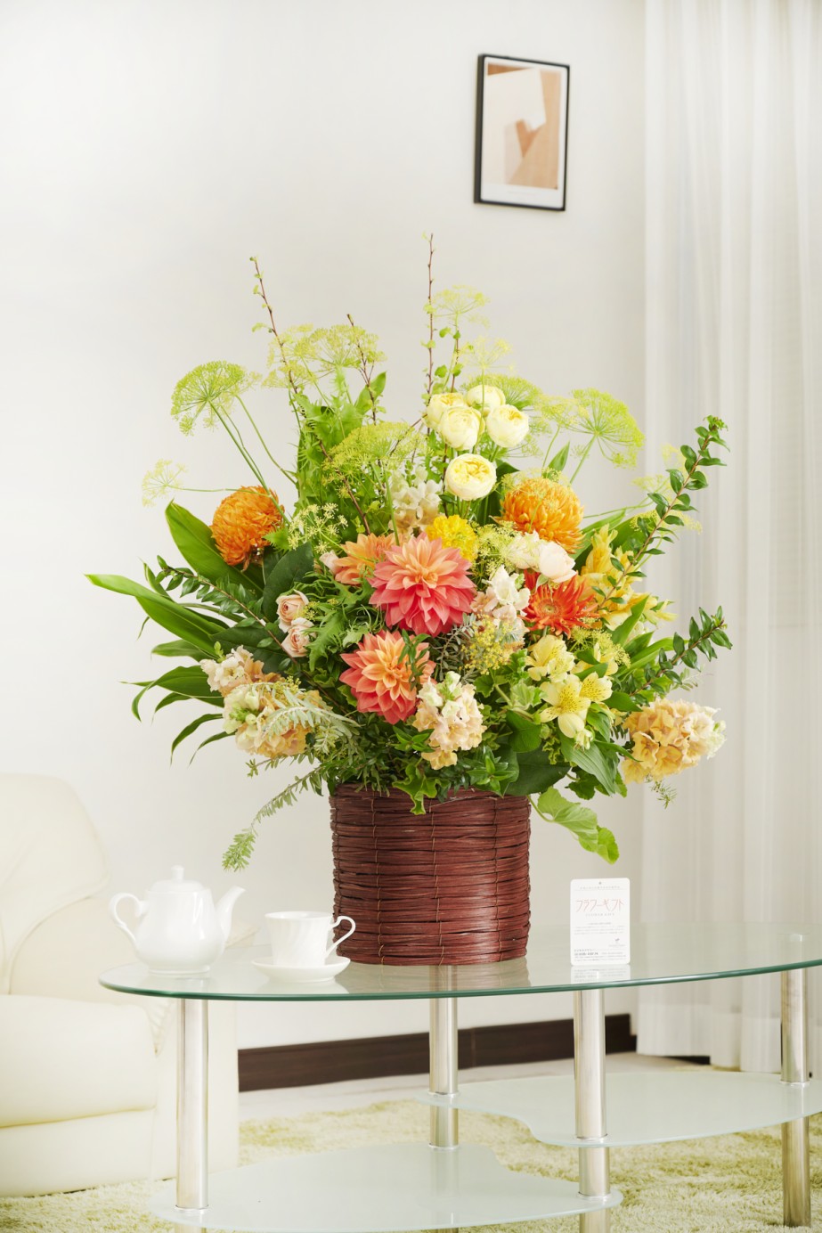 <p>開店祝いや就任祝いなどビジネスシーンはもちろん、個展の開催祝いやお誕生日プレゼントと様々なお祝い事に使用いただけるフラワーギフトです。</p>