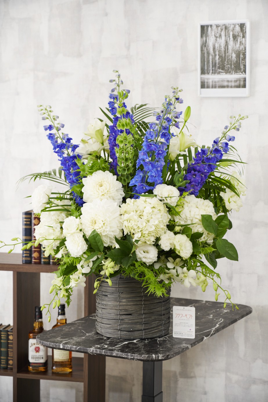 業界で活躍するフラワーデザイナーにおまかせの個性溢れるアレンジメントフラワーです。