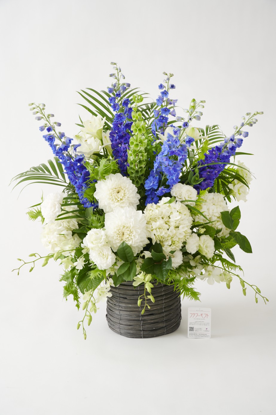<p>大胆かつ繊細なワンランク上のおしゃれなアレンジメントフラワーです。</p>