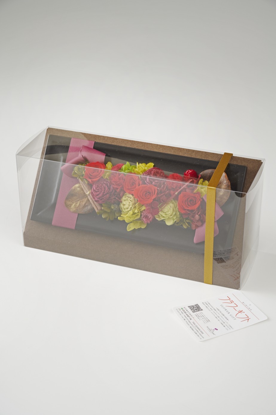<p>濃グレーの色合いがプリザをより立体的に魅せ、「シックな華やかさ」をテーマにしております。</p>