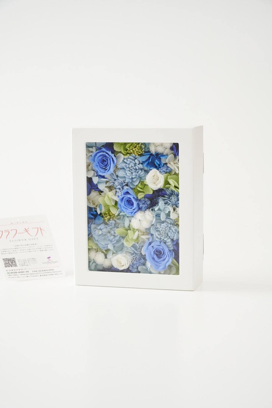 白いボックスによく合う青や白のバラをアレンジしたお洒落なプリザーブドフラワーです。