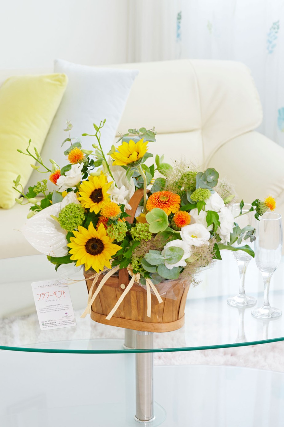 <p>誕生日祝い、長寿祝い、開店祝い、退職祝いなど、様々なお祝いのシーンにお薦めしたい夏のヒマワリアレンジメントフラワーです。</p>