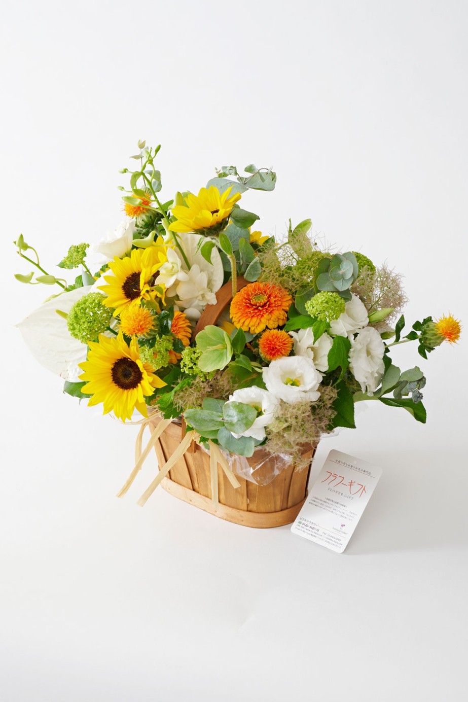 <p>ピクニックバスケット型の花籠からあふれるようなデザインで、太陽の花とも呼ばれる、明るく元気な季節のお花｢ヒマワリ｣を使用しています。</p>