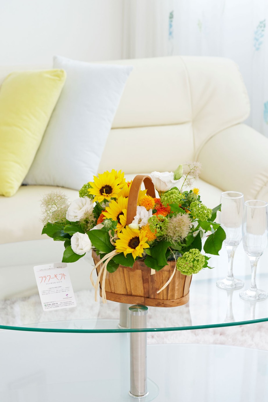 <p>誕生日祝い、長寿祝い、開店祝い、退職祝いなど、様々なお祝いのシーンにお薦めしたい夏のヒマワリアレンジメントフラワーです。</p>