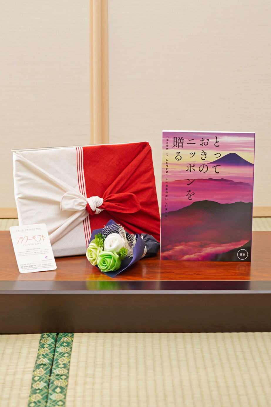 長く飾って楽しめる可愛らしいシャボンフラワーの花束とカタログ（風呂敷包み）をセットでお届けいたします。