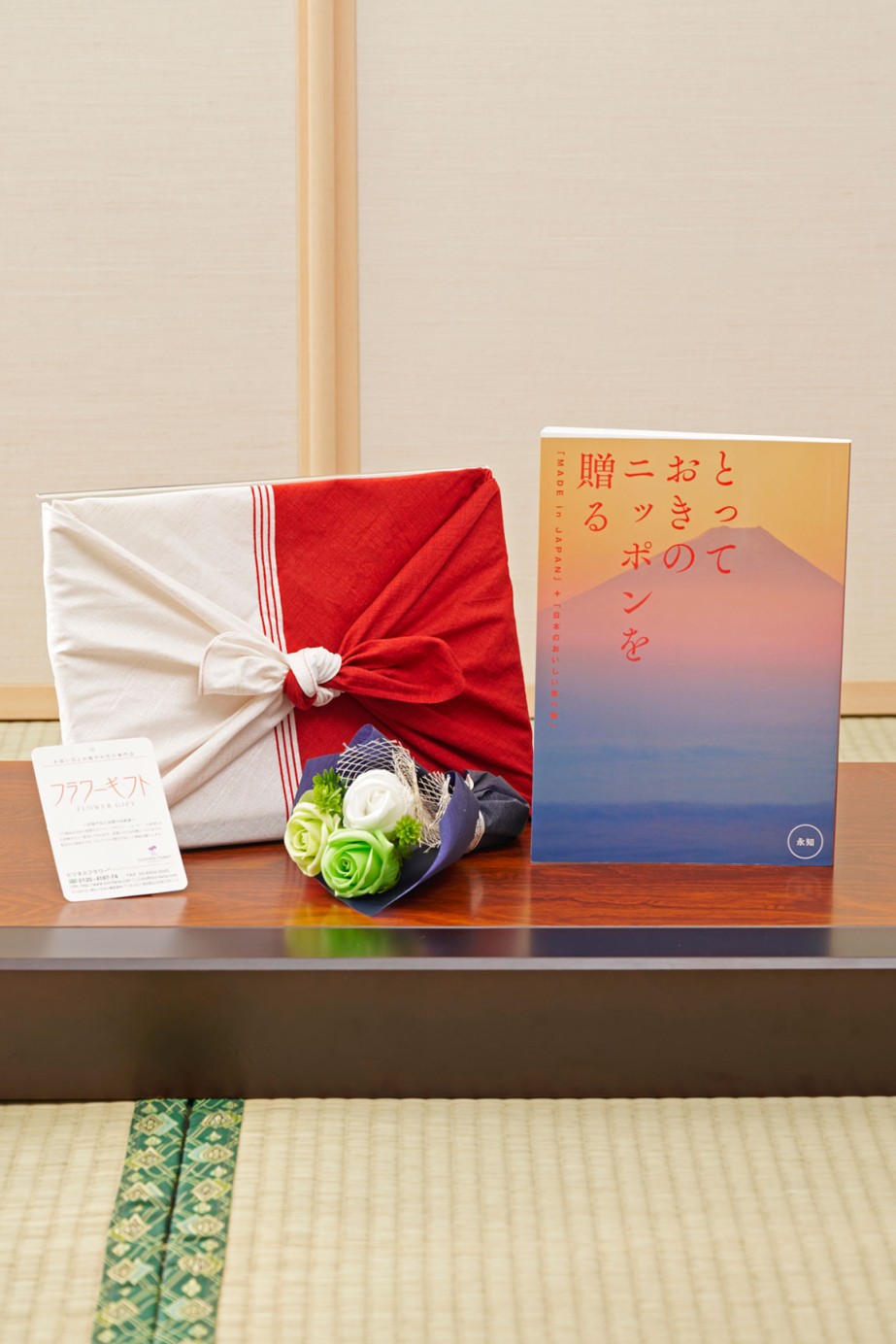 長く飾って楽しめる可愛らしいシャボンフラワーの花束とカタログ（風呂敷包み）をセットでお届けいたします。