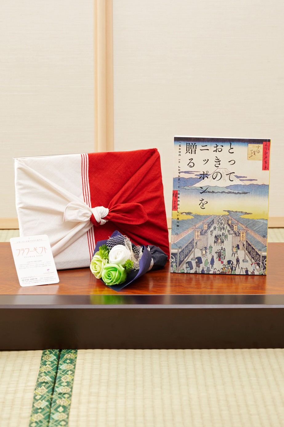 長く飾って楽しめる可愛らしいシャボンフラワーの花束とカタログ（風呂敷包み）をセットでお届けいたします。