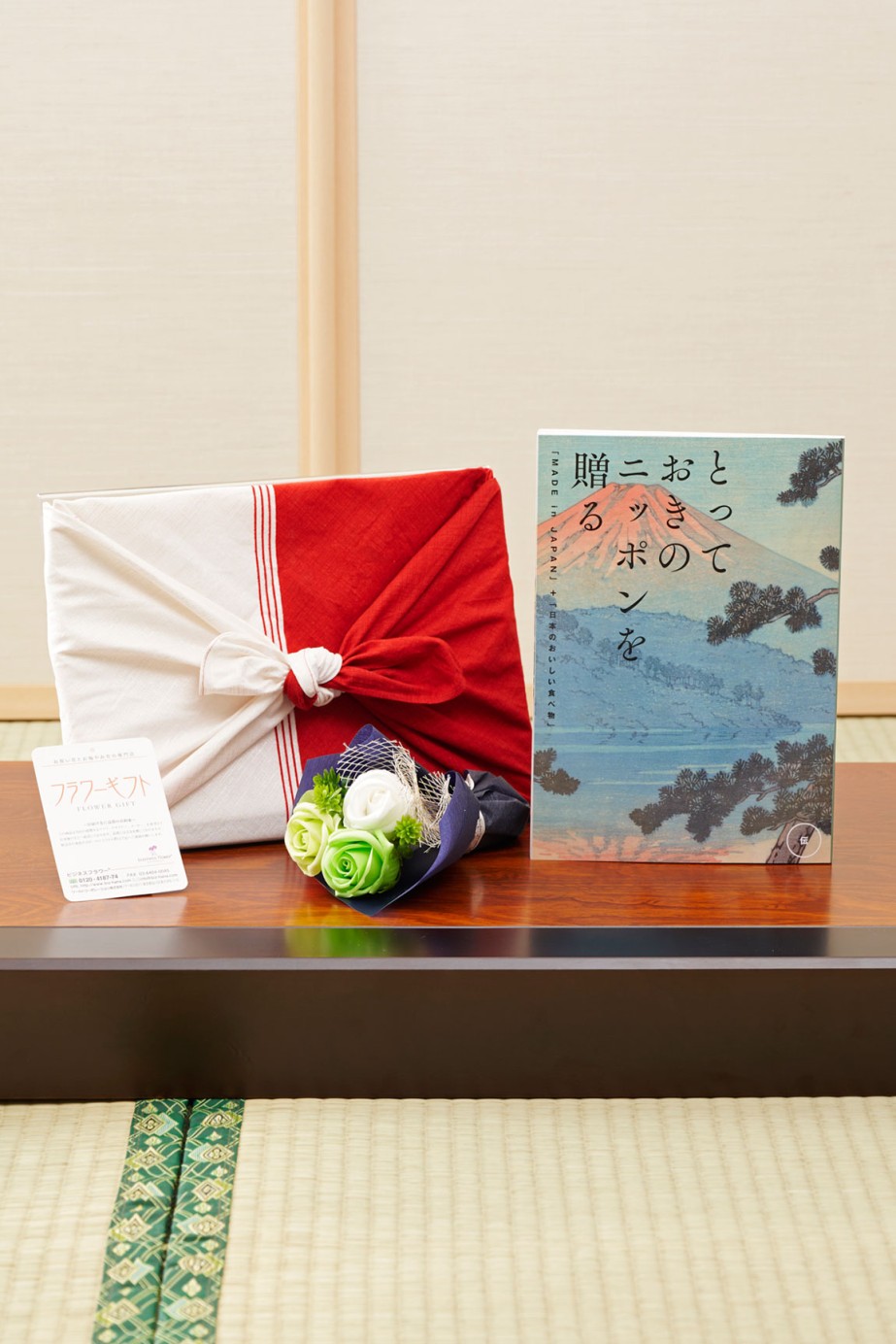 長く飾って楽しめる可愛らしいシャボンフラワーの花束とカタログ（風呂敷包み）をセットでお届けいたします。