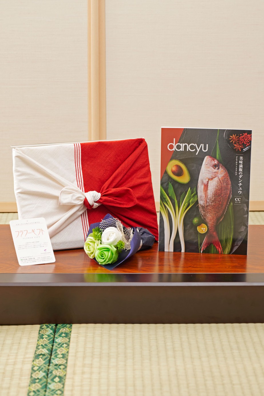 長く飾って楽しめる可愛らしいシャボンフラワーの花束とカタログ（風呂敷包み）をセットでお届けいたします。