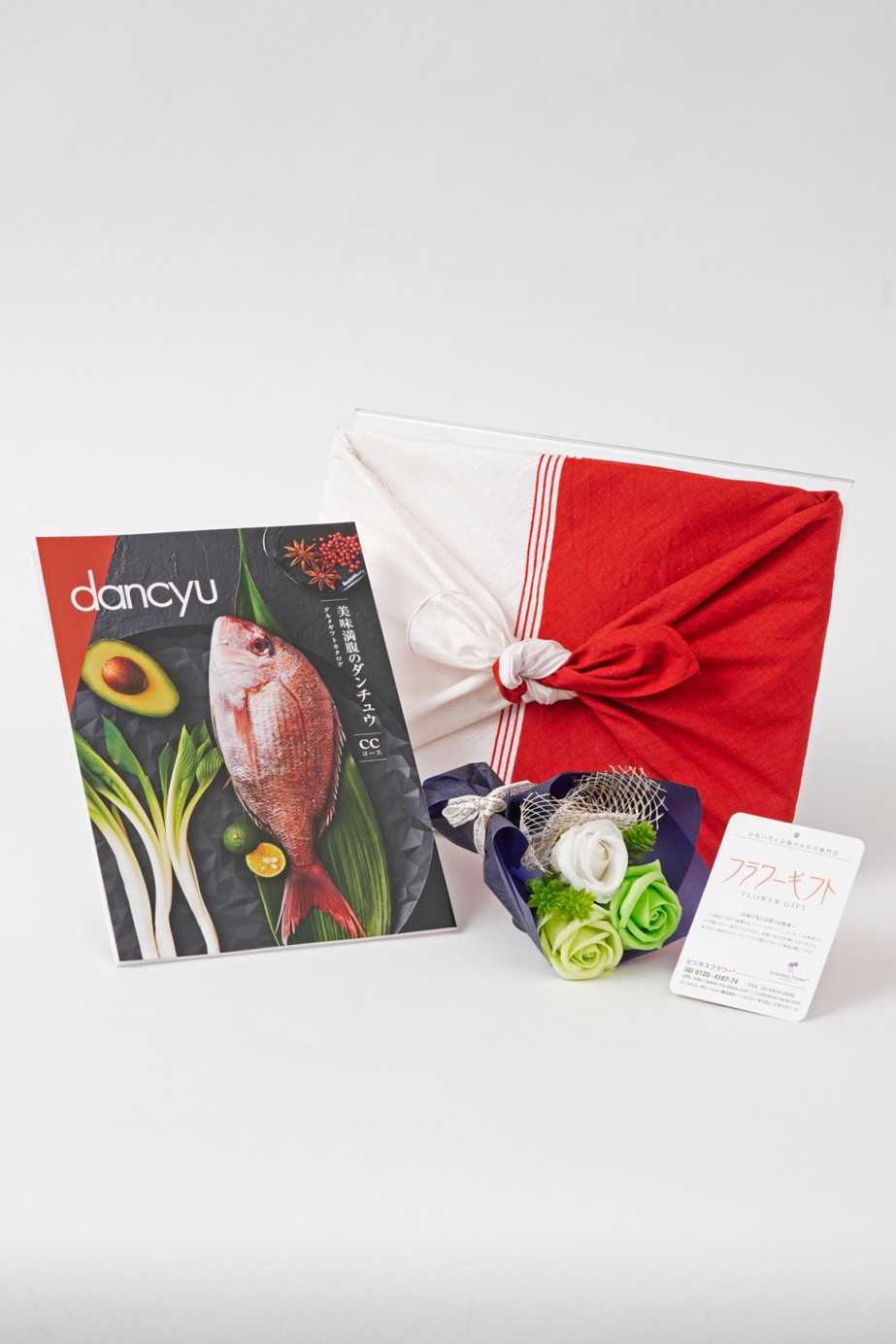 <p>カタログギフト本体は上品な風呂敷で包んだ状態でのお届けとなります。</p>