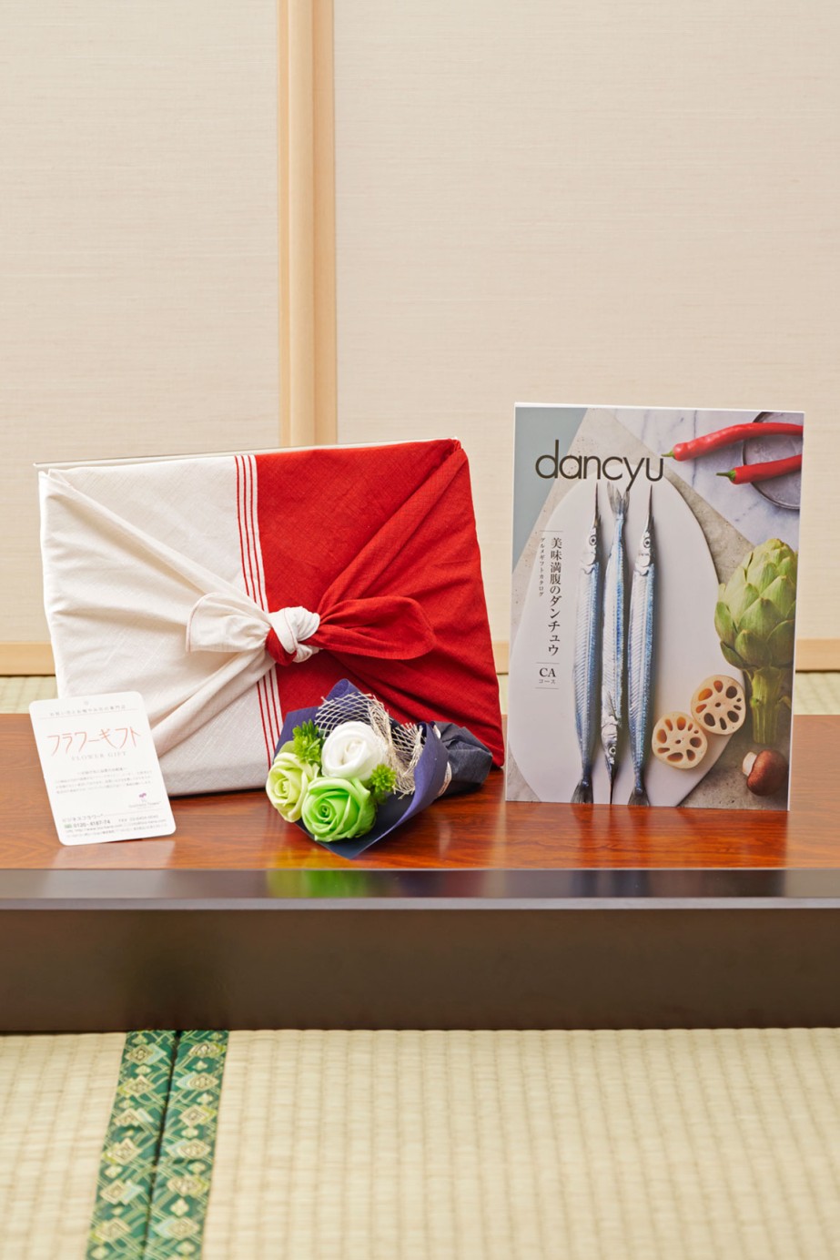 長く飾って楽しめる可愛らしいシャボンフラワーの花束とカタログ（風呂敷包み）をセットでお届けいたします。