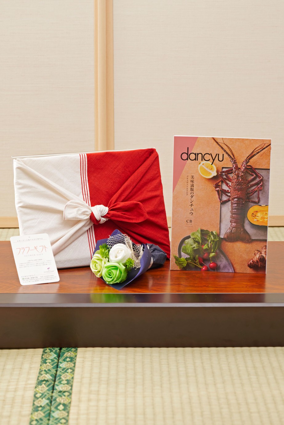 長く飾って楽しめる可愛らしいシャボンフラワーの花束とカタログ（風呂敷包み）をセットでお届けいたします。