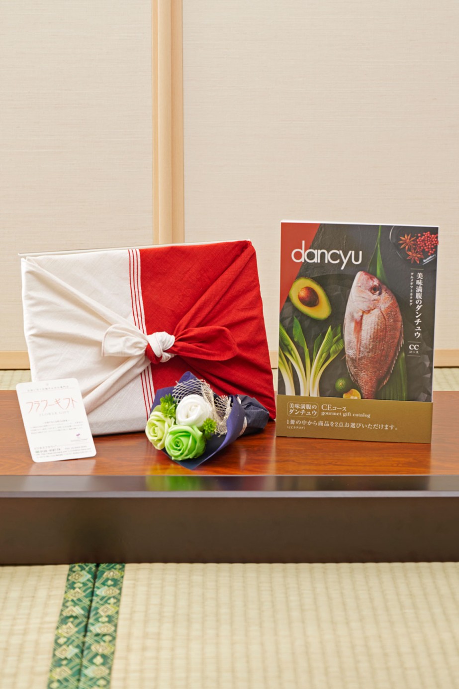 長く飾って楽しめる可愛らしいシャボンフラワーの花束とカタログ（2品交換）をセットでお届けいたします。