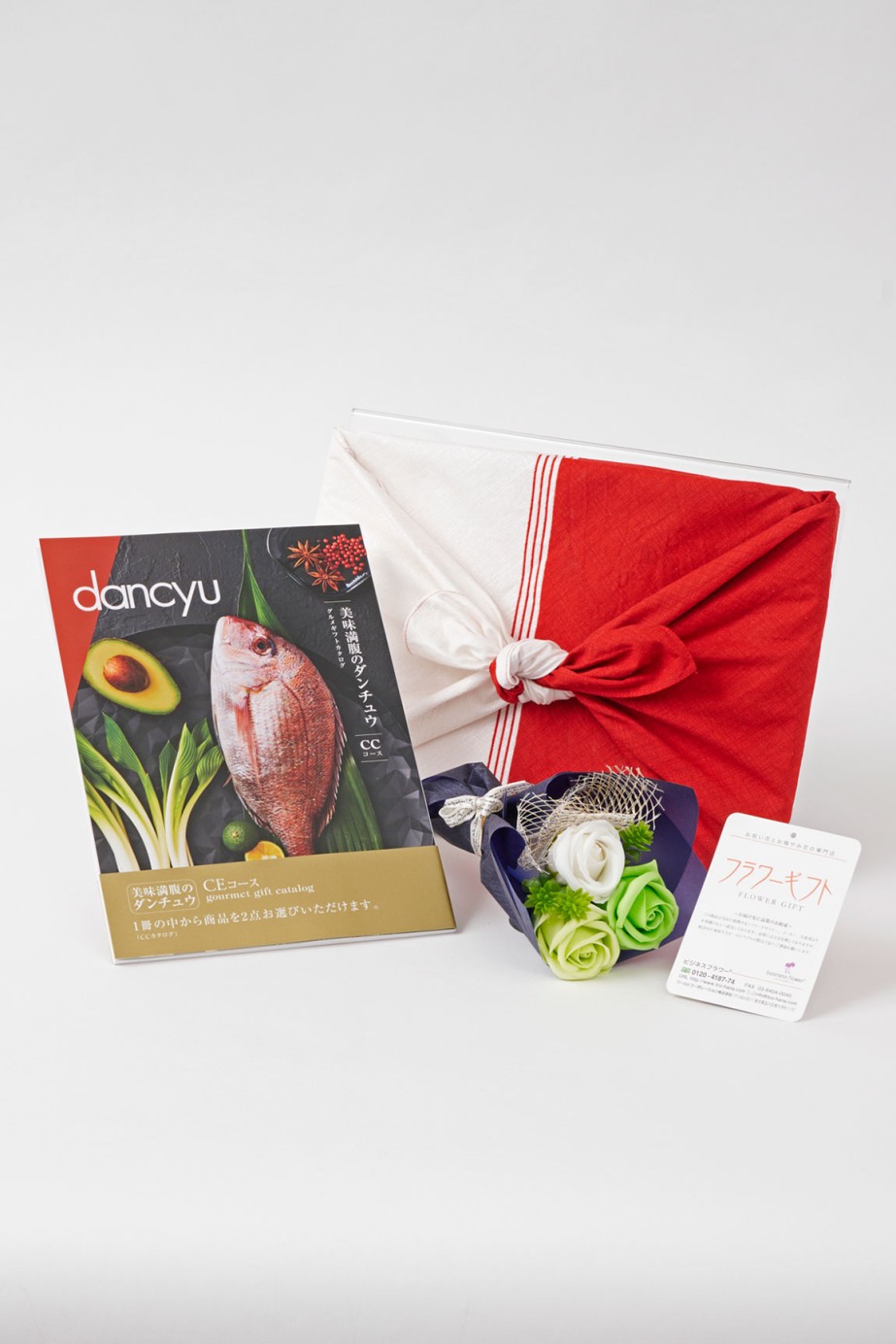 <p>カタログギフト本体は上品な風呂敷で包んだ状態でのお届けとなります。</p>