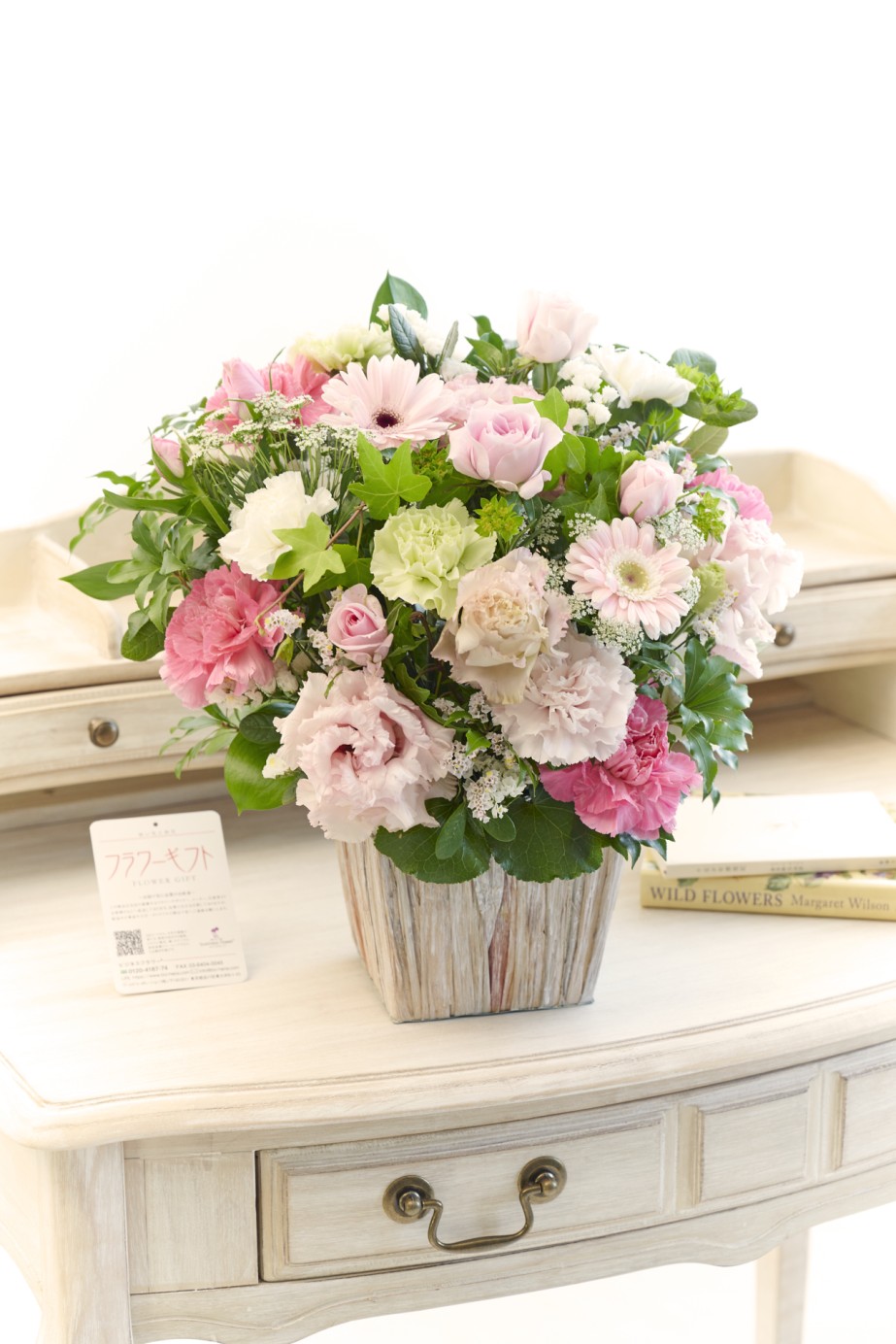 企業間での贈り物のとしても人気のサイズ、シンプルかつハイセンスのアレンジメント！