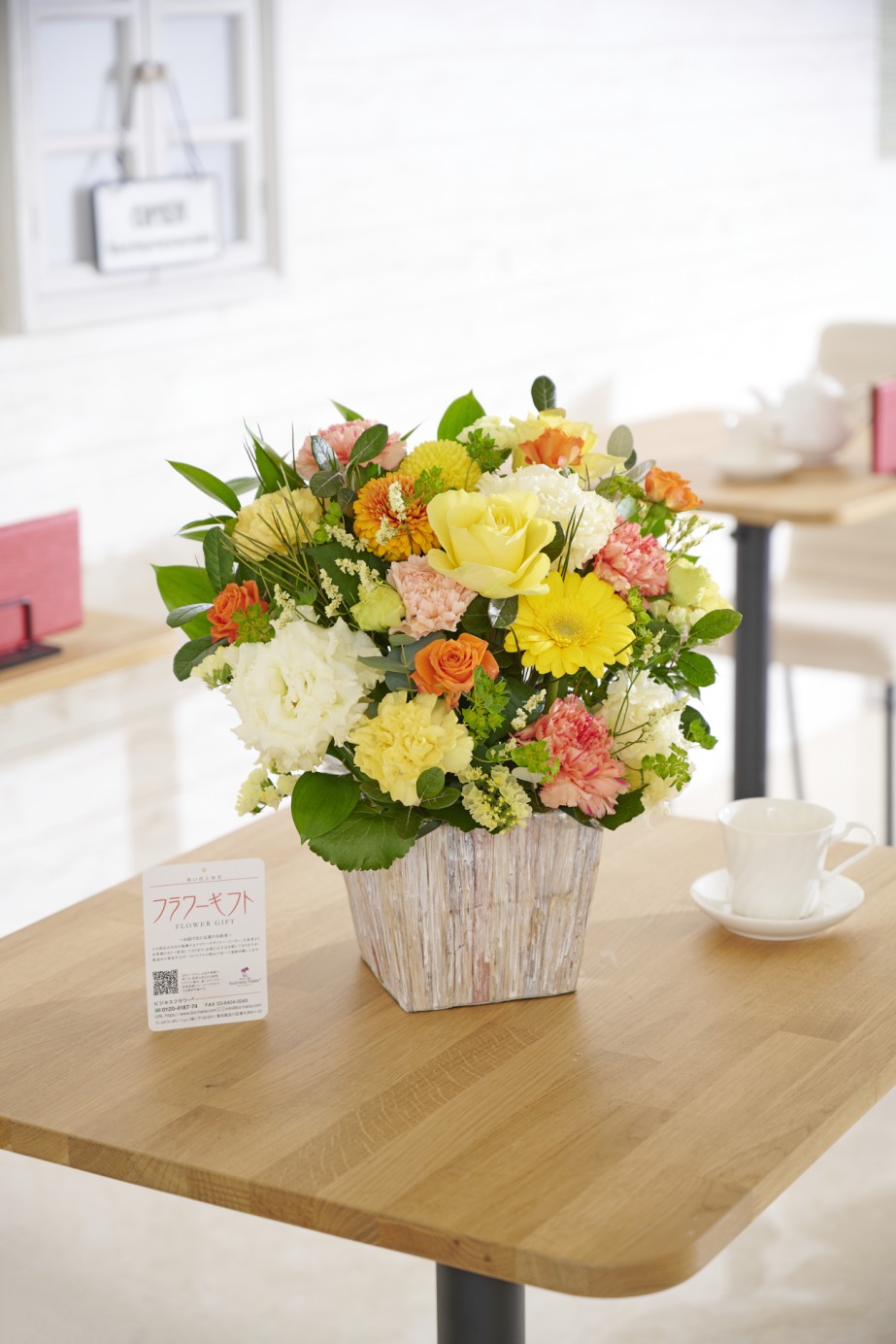 <p>立体感に溢れた花使いとシンプルな配色が美しさ増し、アート性を引き立てています。</p>