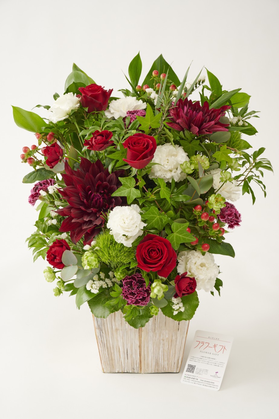 <p>季節の花材を惜しみなく使い、シンプルな配色の中に自身がこだわる「動き」や「間」がスパイスされ、生花の持つ美しさを存分に引き出しています。</p>