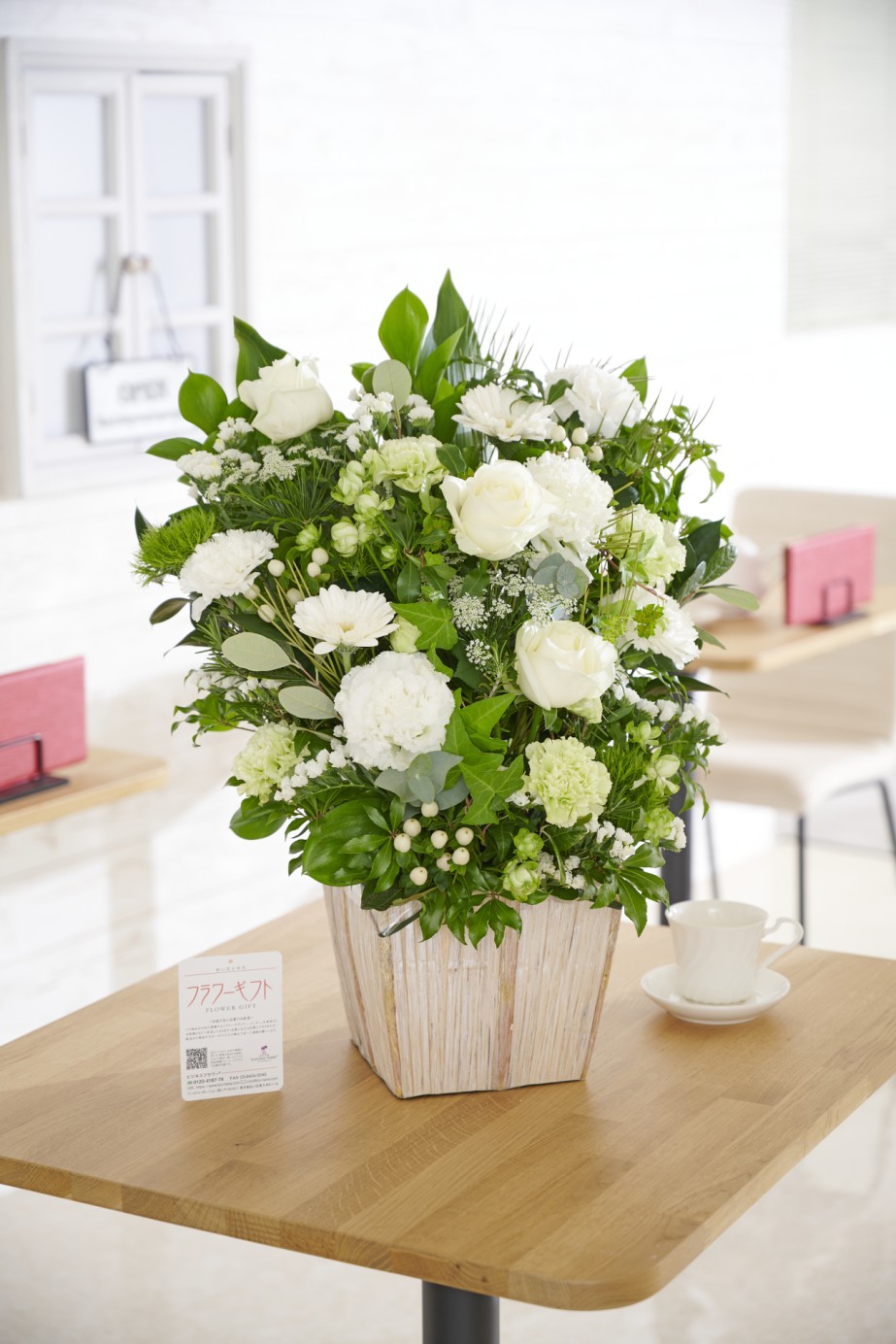<p>立体感に溢れた花使いとシンプルな配色が美しさ増し、アート性を引き立てています。</p>