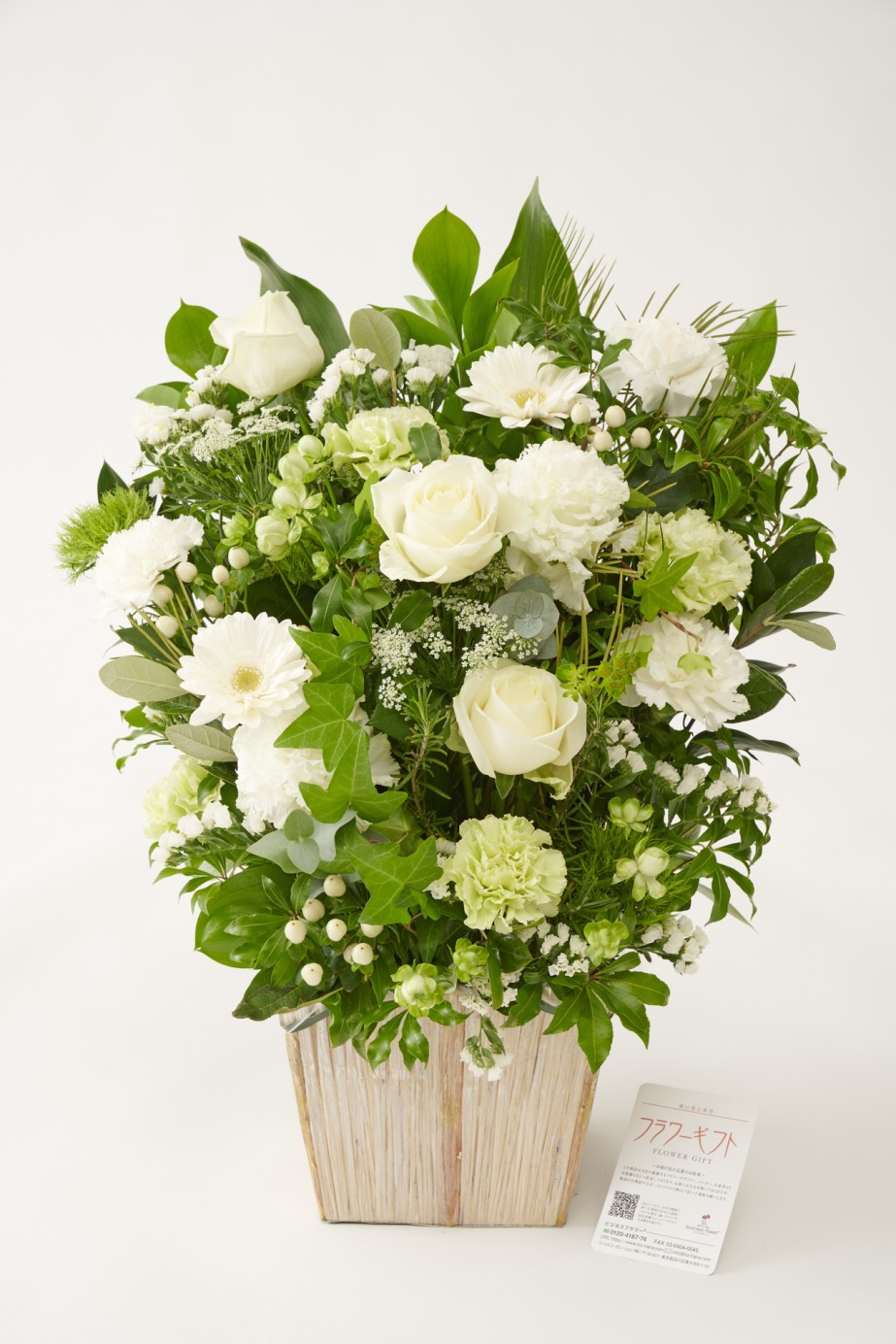 <p>季節の花材を惜しみなく使い、シンプルな配色の中に自身がこだわる「動き」や「間」がスパイスされ、生花の持つ美しさを存分に引き出しています。</p>