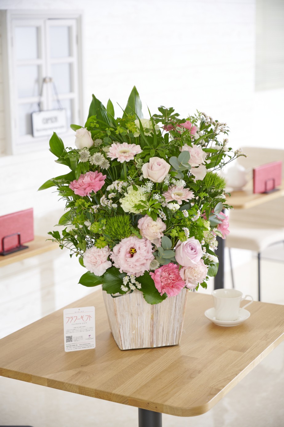 <p>立体感に溢れた花使いとシンプルな配色が美しさ増し、アート性を引き立てています。</p>