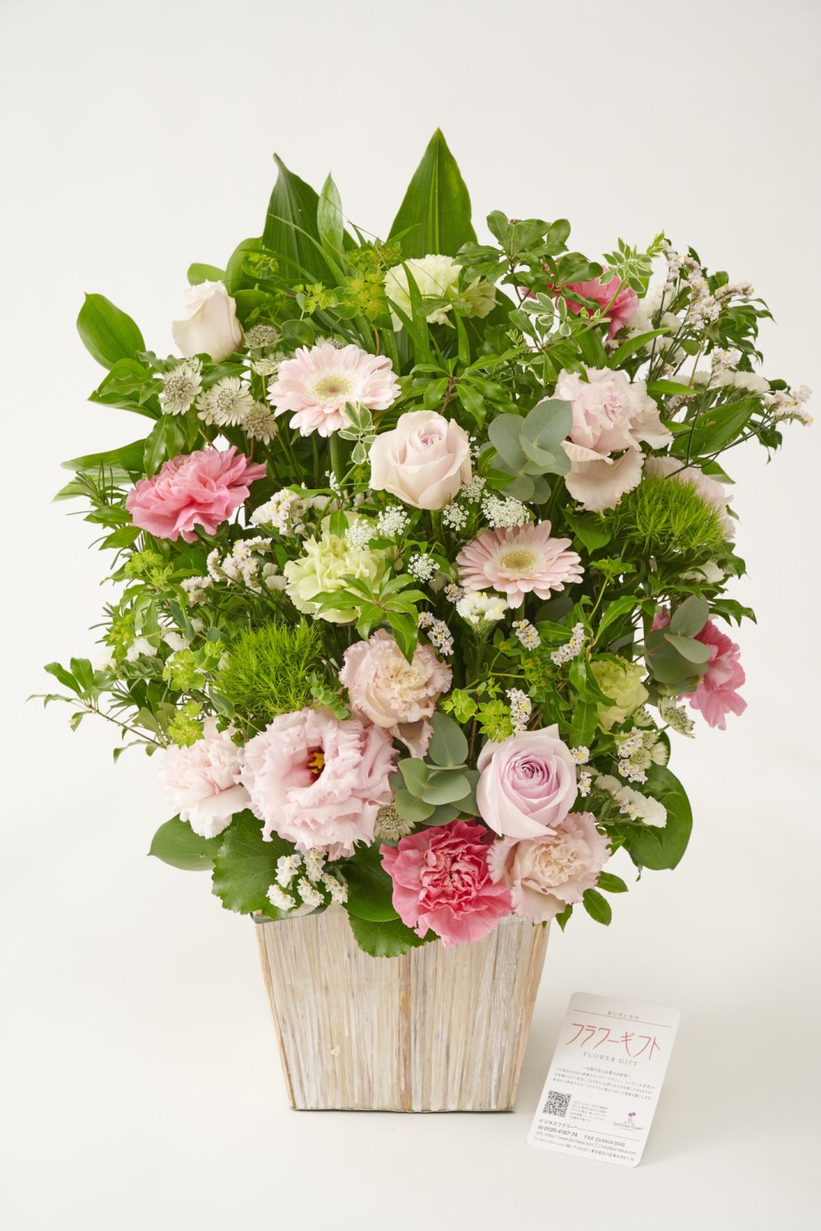 <p>季節の花材を惜しみなく使い、シンプルな配色の中に自身がこだわる「動き」や「間」がスパイスされ、生花の持つ美しさを存分に引き出しています。</p>