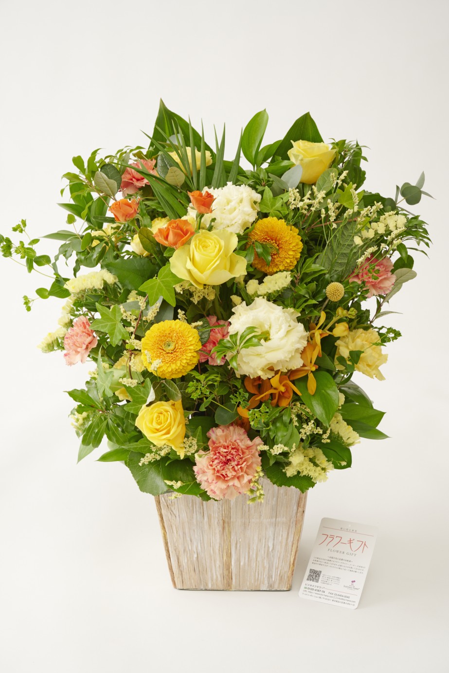 <p>季節の花材を惜しみなく使い、シンプルな配色の中に自身がこだわる「動き」や「間」がスパイスされ、生花の持つ美しさを存分に引き出しています。</p>