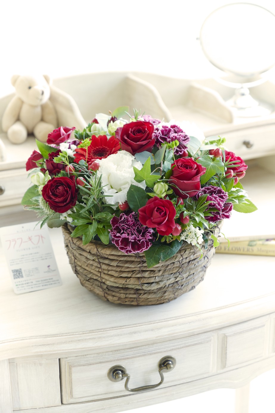 「和み」「癒し」をイメージして、丸いバスケットに季節の花材をアレンジメントしました！