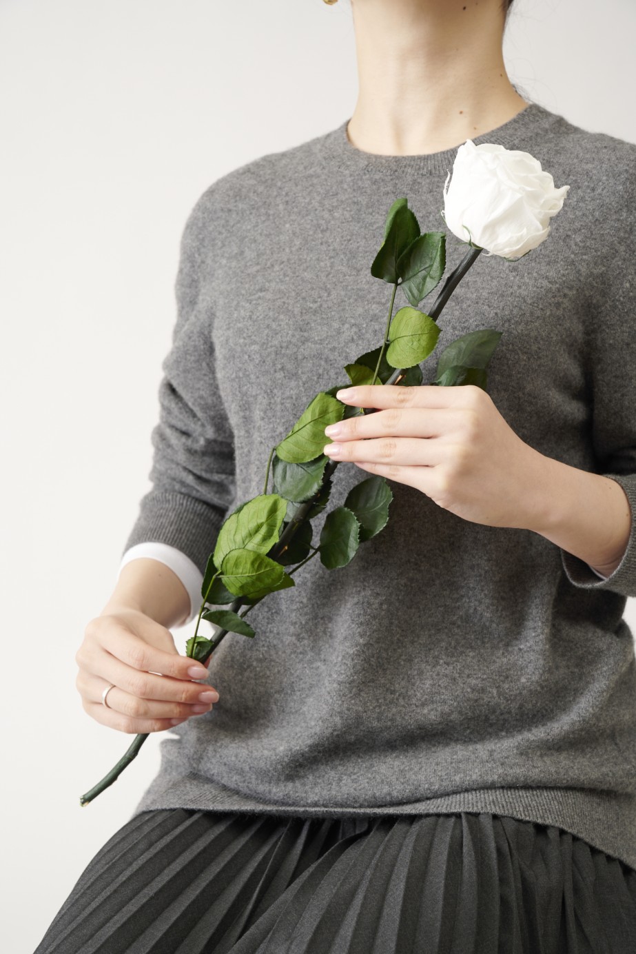 プリザーブドフラワーLuxury Rose（パールホワイト）は各種お祝い事の簡単なフラワーギフトや贈り物にオススメです。