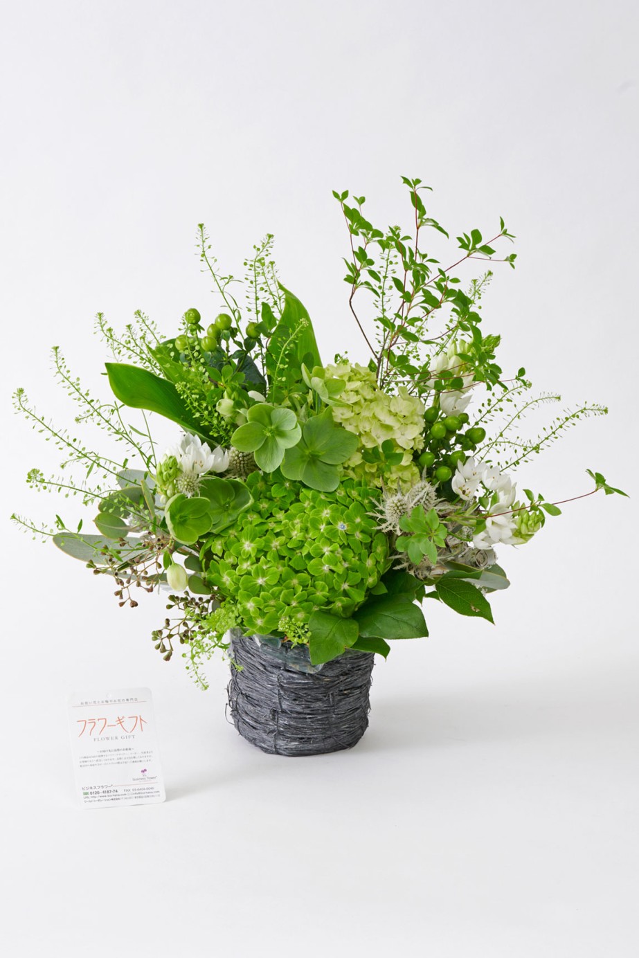 人気の季節花材アジサイ（紫陽花）を使用した暗すぎないお供えのお花