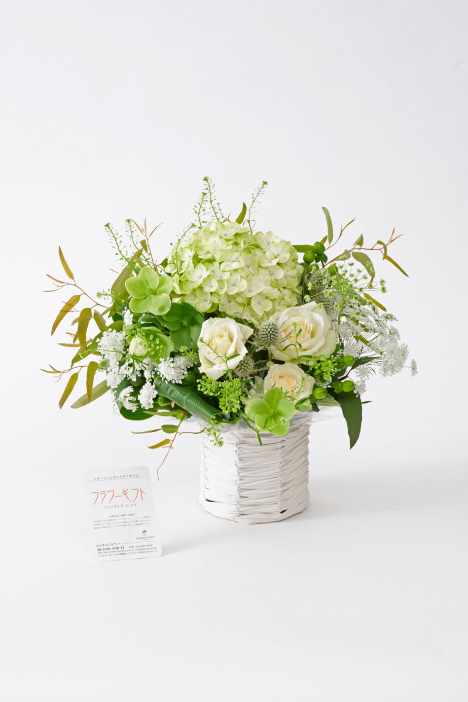 人気の季節花材アジサイ（紫陽花）を使用した暗すぎないお供えのお花
