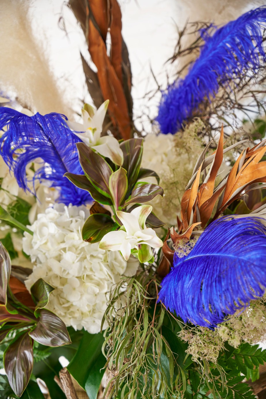 <p>幸せを運ぶ青い鳥をイメージした、ブルーの羽が目を惹くスタンド花です。</p>