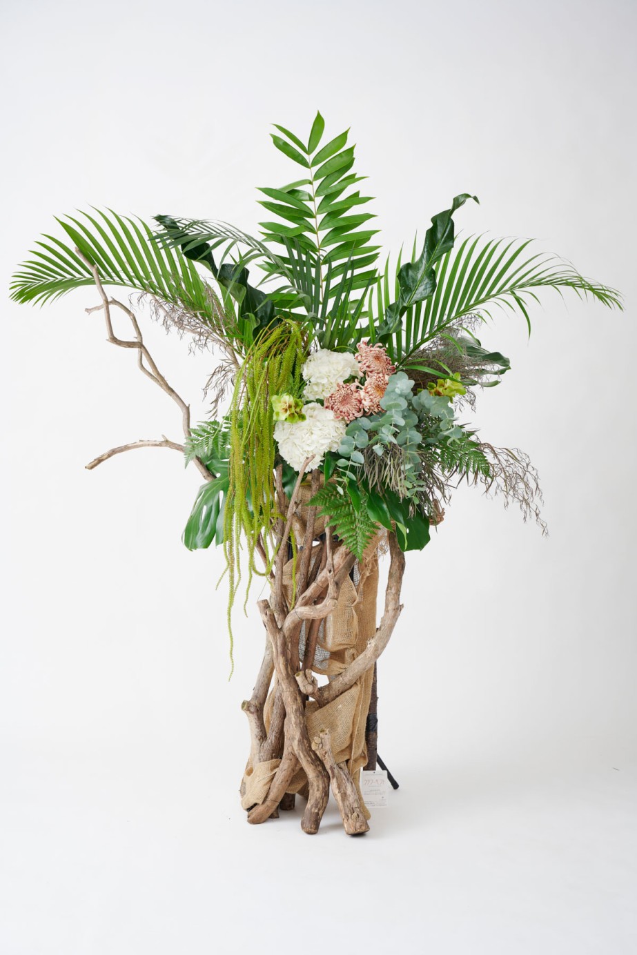 <p>植物の躍動感を表現したダイナミックなデザインが特徴的です。</p>