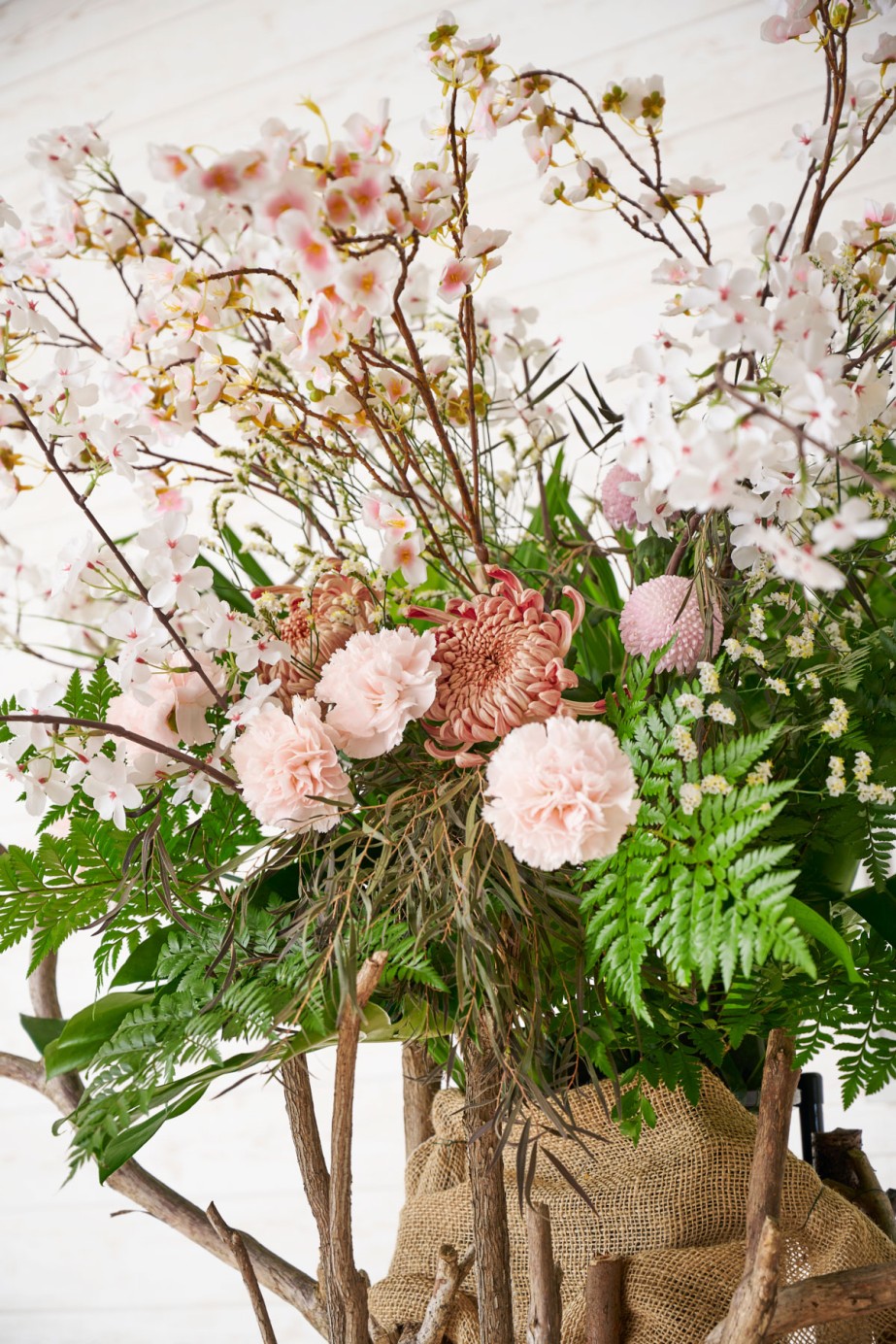 <p>桜をメインに、その他春色の花材をあわせて華やかにお仕立てしております。</p>