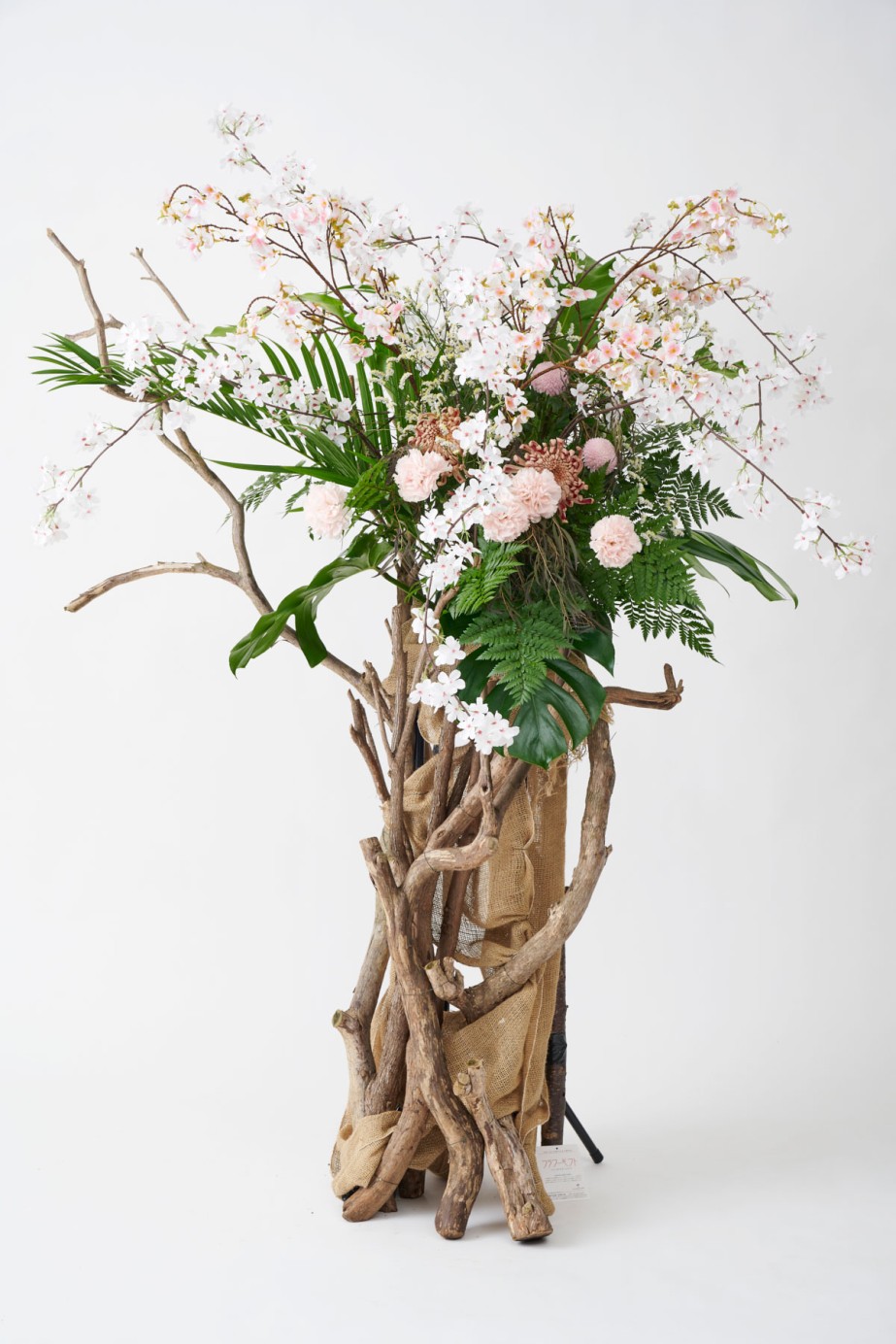 <p>3～4月頃は生花の桜を使用しております。季節柄、桜のご用意ができない時期のご納品は造花の桜を使用しておりますので、予めご了承ください。</p>