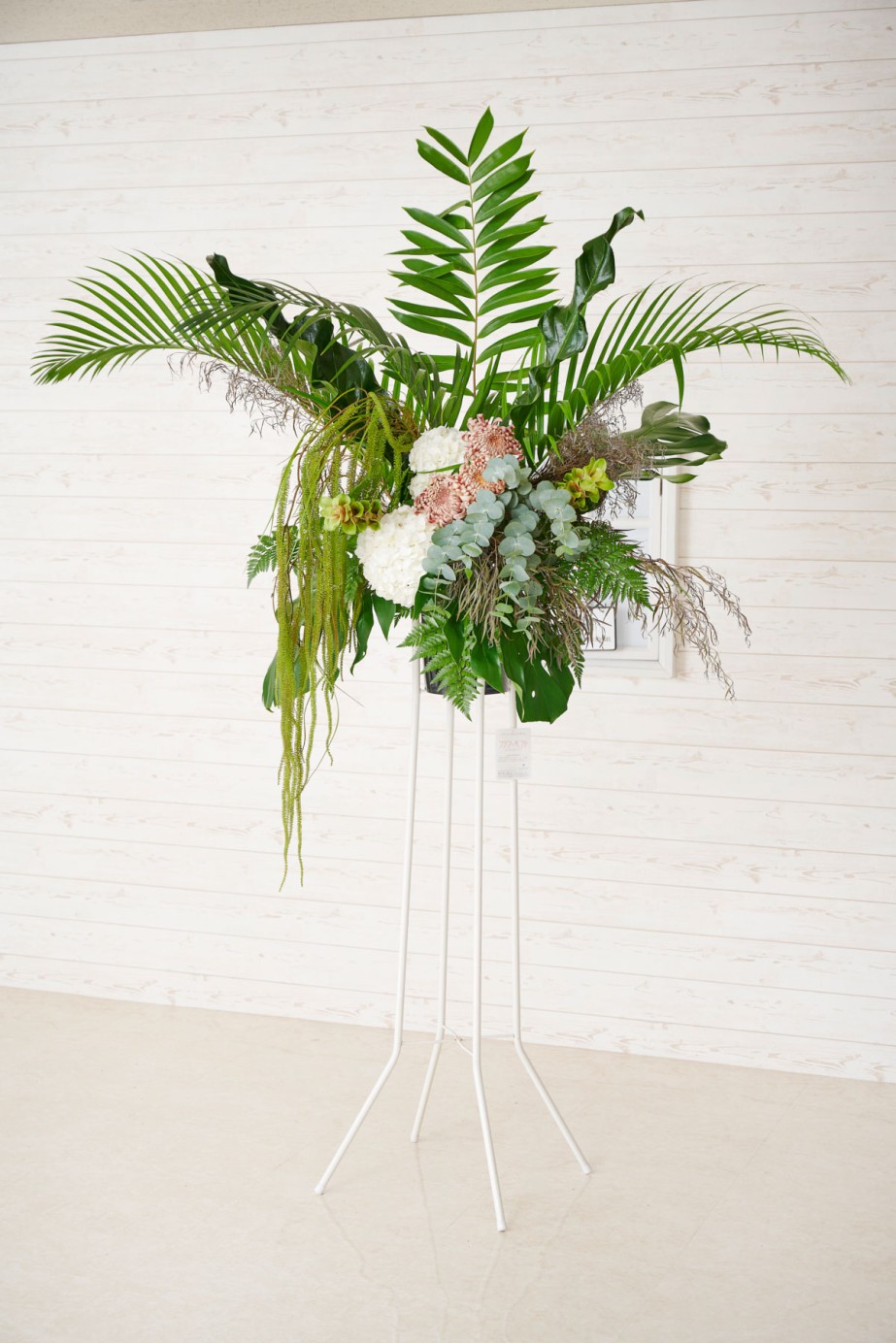 植物（グリーン）をメインに使用したエキゾチックなデザイナー仕立てのアートなスタンド花です。
