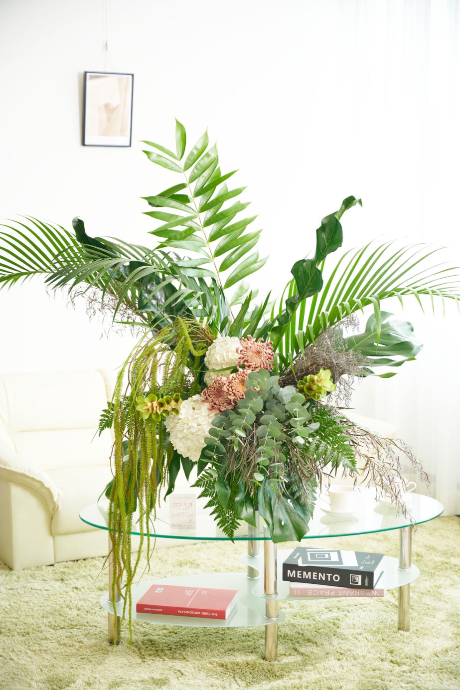 植物（グリーン）をメインに使用したエキゾチックなデザイナー仕立てのアートなアレンジメントフラワーです。