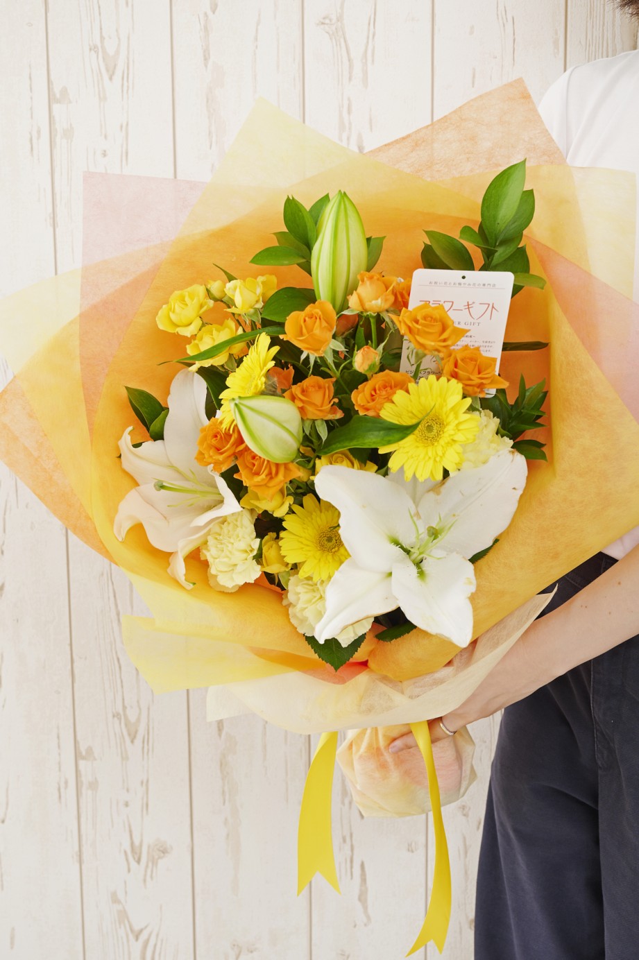 扱いやすいサイズ感ながら、花々をたっぷりと束ねた、十分なボリューム感が魅力の花束です。