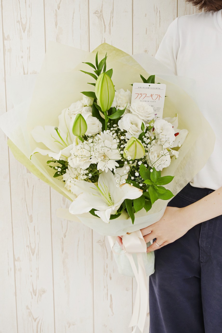 扱いやすいサイズ感ながら、花々をたっぷりと束ねた、十分なボリューム感が魅力の花束です。