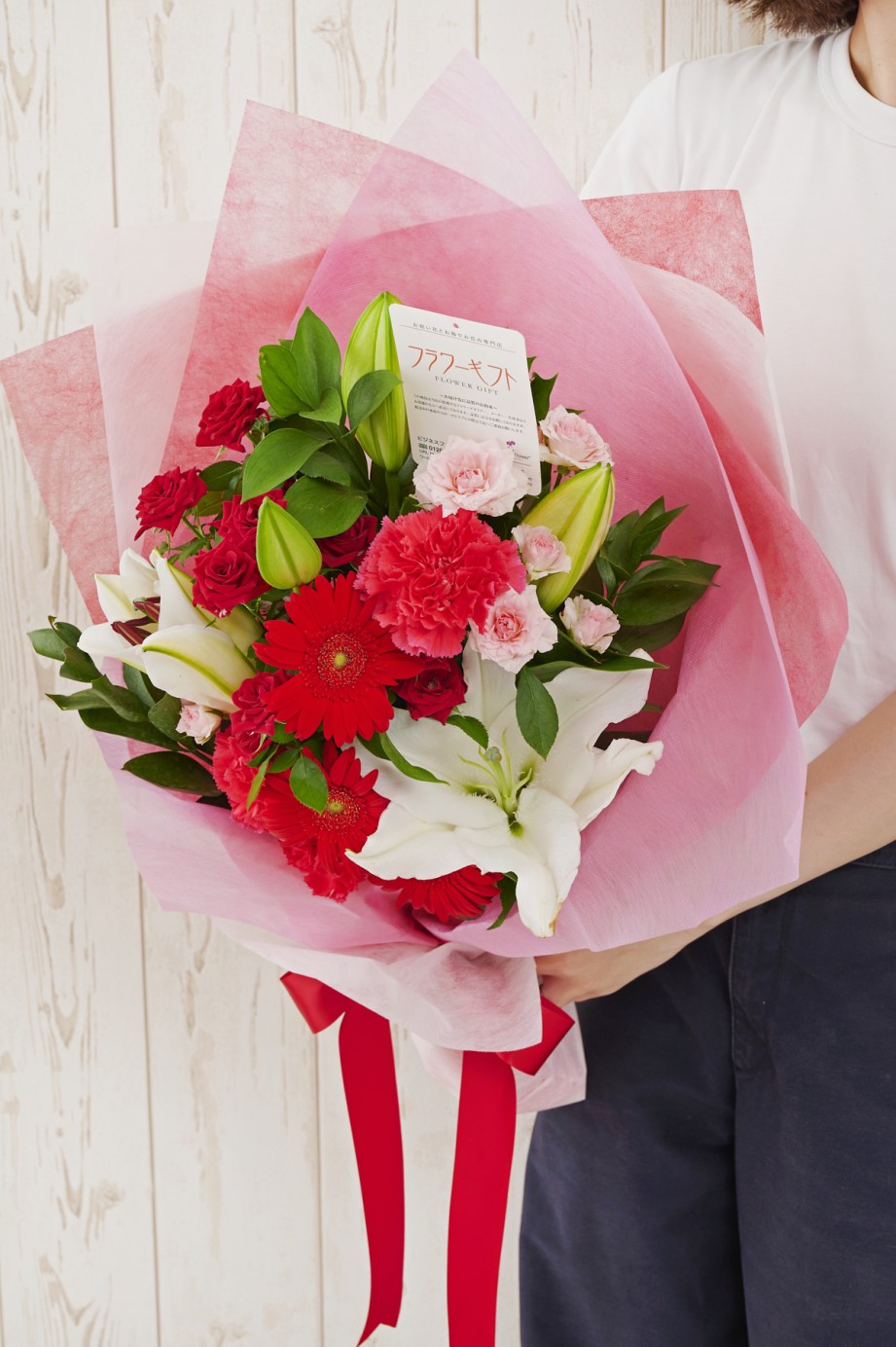 扱いやすいサイズ感ながら、花々をたっぷりと束ねた、十分なボリューム感が魅力の花束です。