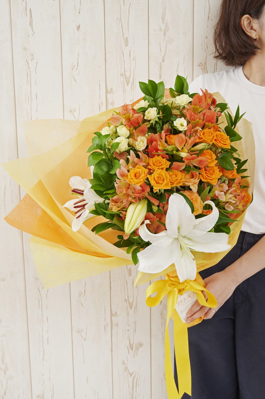 大きなサイズで、たっぷりのお花を贅沢に束ねた、存在感と華やかさが際立つ花束です。