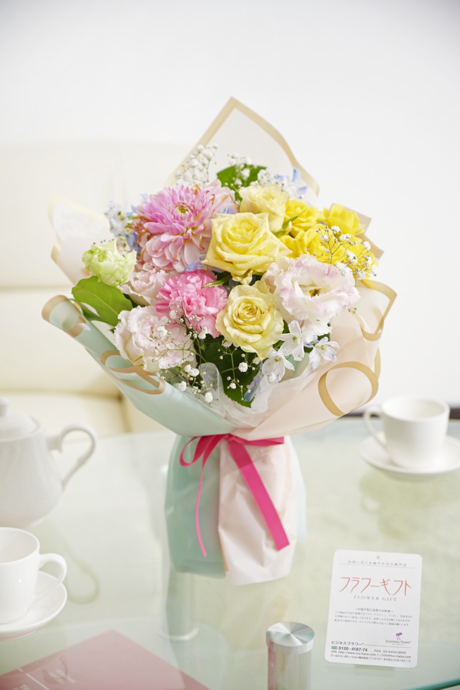 スタンディングタイプの花束なので花瓶を用意する必要がなく、そのまま飾れるのも嬉しいポイント。